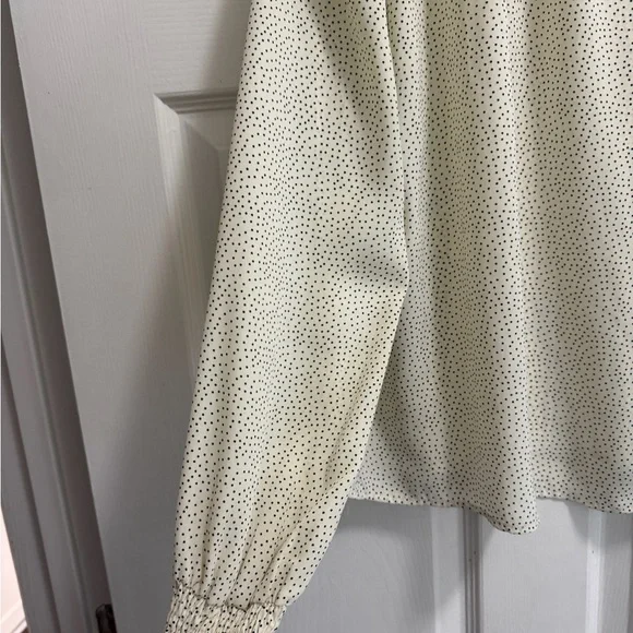 Chic Cream Blouse with Delicate Pattern - Picture 3 of 5